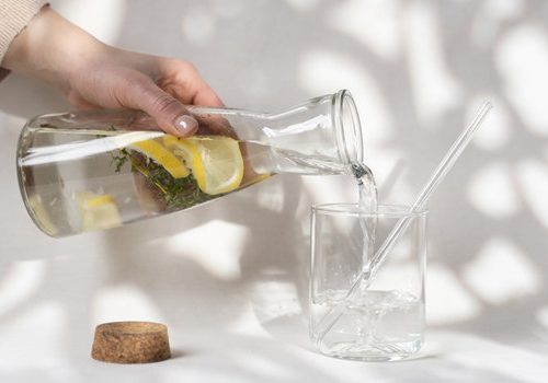 Вода сасси — напиток, который помогает похудеть, или просто красивое содержимое для бутылки? Отвечает нутрициолог